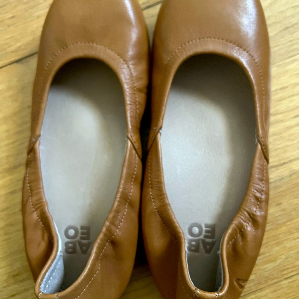 The Walking Company- Flats with metatarsal arch support. Brand new. Size 6.
